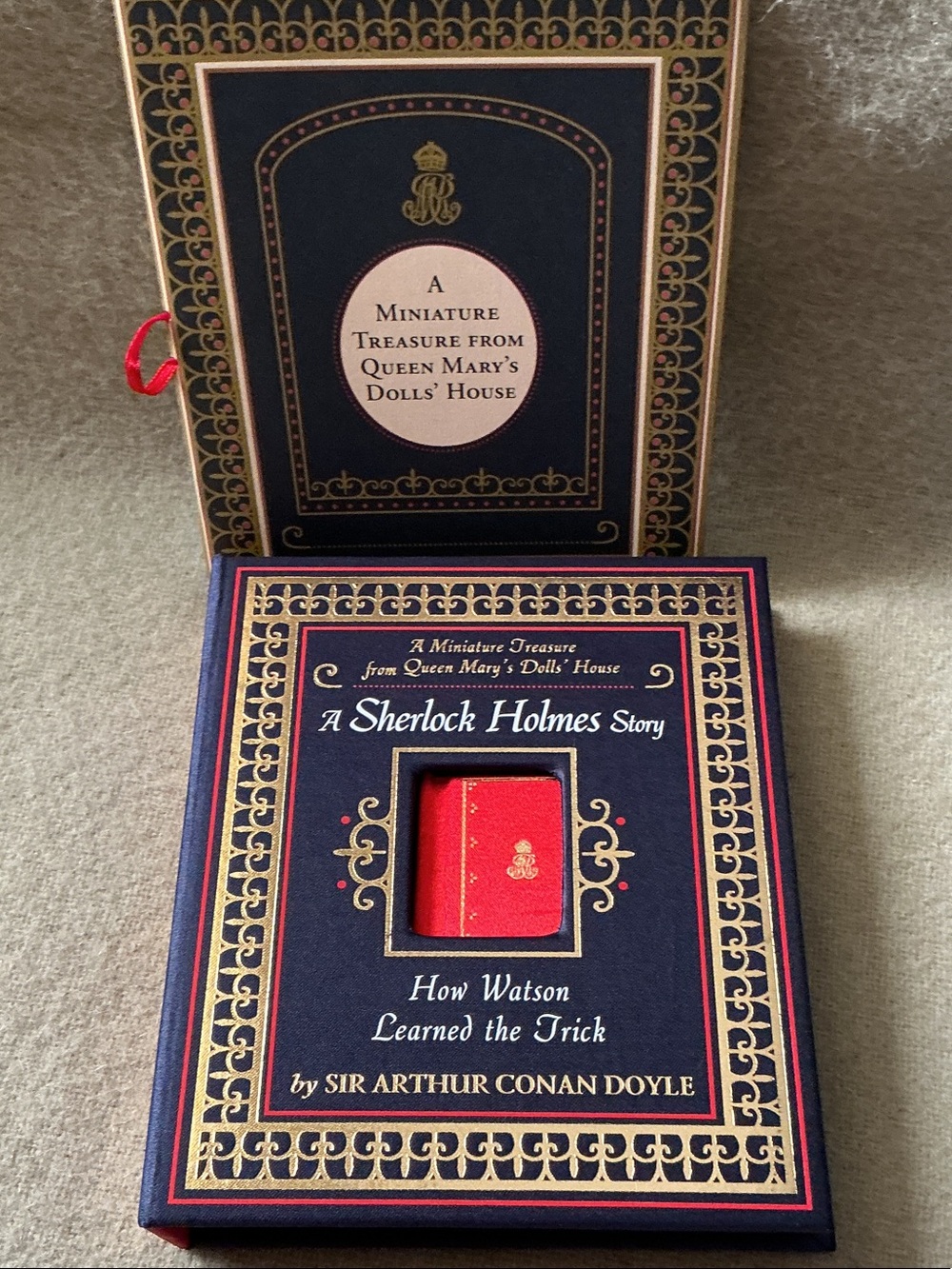 A Sherlock Holmes Story Miniature Book - Red Decorative Edition